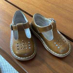 l'amour shoes t strap brown toddler shoes - size 6